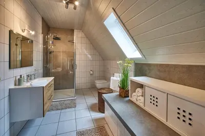 Ein Badezimmer in der Unterkunft Winzerlodge, Wohnung Kirchberg