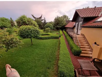 Ein Garten an der Unterkunft Weingut und Gästehaus Fritz