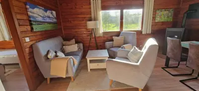 Ein Sitzbereich in der Unterkunft Blockhaus am Waldrand
