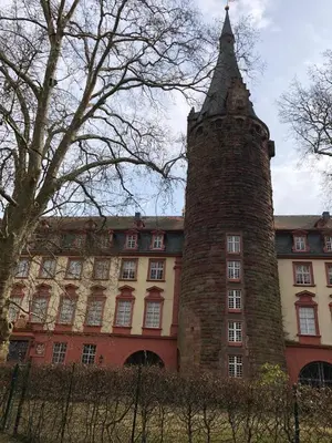 Das Gebäude in dem sich das Ferienhaus befindet