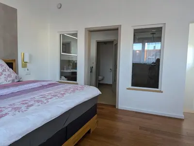 Ein Bett oder Betten in einem Zimmer der Unterkunft Schlosserei Weinlokal