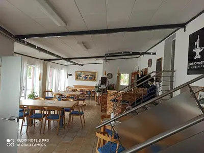 Ein Restaurant oder anderes Speiselokal in der Unterkunft Schlosserei Weinlokal