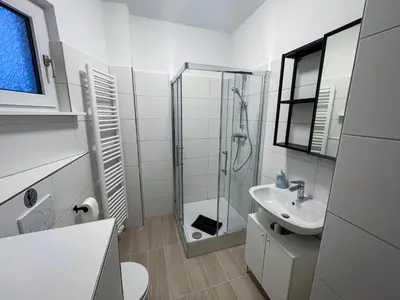Ein Badezimmer in der Unterkunft bookandstay24 Die-burg 4 Zimmerwohnung mit Küche und Balkon bei Darmstadt, Frankfurt, RheinMain Gebiet