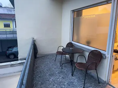Ein Balkon oder eine Terrasse in der Unterkunft bookandstay24 Die-burg 4 Zimmerwohnung mit Küche und Balkon bei Darmstadt, Frankfurt, RheinMain Gebiet