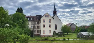 Ein Garten an der Unterkunft Ferienhaus an der KIostermauer