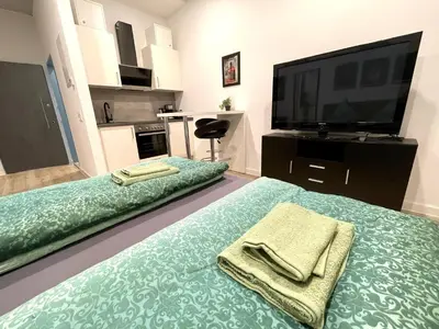 Ein Bett oder Betten in einem Zimmer der Unterkunft Goldstadt Cozy Smart Suite - City Apartament Schlössle