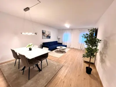 Ein Sitzbereich in der Unterkunft Designer Apartment in Sinsheim Erstbezug 75 TV mit Netflix und offene Küche WeHome Premium