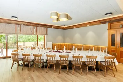Ein Restaurant oder anderes Speiselokal in der Unterkunft Landhotel Kuralpe Kreuzhof