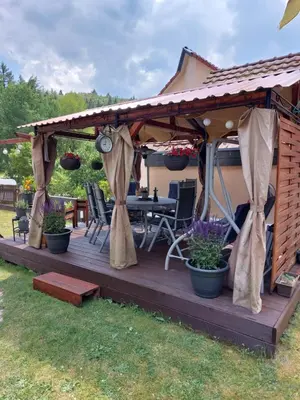 Ein Garten an der Unterkunft Haus Petra