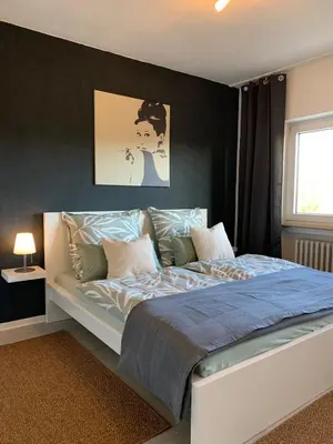 Ein Bett oder Betten in einem Zimmer der Unterkunft Cozy Apartment - 2 BR, Spacious Kitchen, Balcony, Top Location