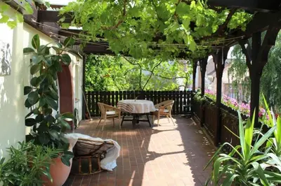 Ein Garten an der Unterkunft Großes Glück