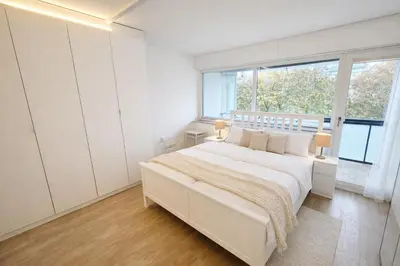 Ein Bett oder Betten in einem Zimmer der Unterkunft Moderne 3-Zi, King-Size Betten, Küche, Badewanne