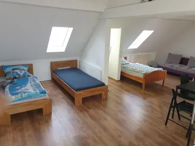 Ein Bett oder Betten in einem Zimmer der Unterkunft Gemütliche Dachsuite im Herzen von Heilbronn