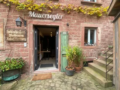 Eine Fassade oder ein Eingang zu Mauersegler