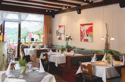 Ein Restaurant oder anderes Speiselokal in der Unterkunft Hotel Restaurant Martha