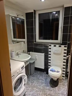 Ein Badezimmer in der Unterkunft KRAICHGAU # 3-ZKB mit 100qm voll ausgestattet im DG, Monteurzimmer, Self-Check-in