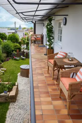 Ein Garten an der Unterkunft Winzerlodge, Wohnung Burgunder