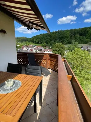 Ein Balkon oder eine Terrasse in der Unterkunft Fewo Anna - ruhig gelegen, mitten in der Natur, unmittelbar am Neckarsteig