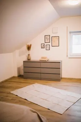 Ein Sitzbereich in der Unterkunft HUGOS Design House am Waldrand - ruhig & modern