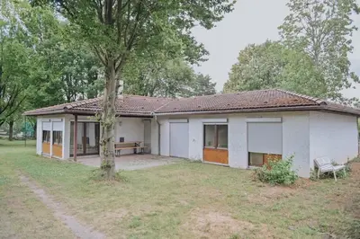 Das Gebäude in dem sich das Ferienhaus befindet