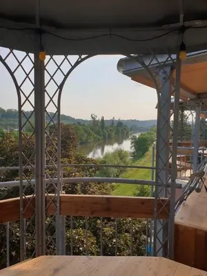 Blick auf einen Fluss in der Nähe des Hotels