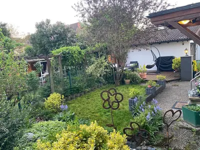 Ein Garten an der Unterkunft Gemütliches Apartment ebenerdig