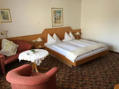Ein Bett oder Betten in einem Zimmer der Unterkunft Hotel Hubertus Gernsheim Rhein