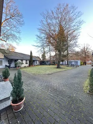 Ein Garten an der Unterkunft Hotel Hubertus Gernsheim Rhein