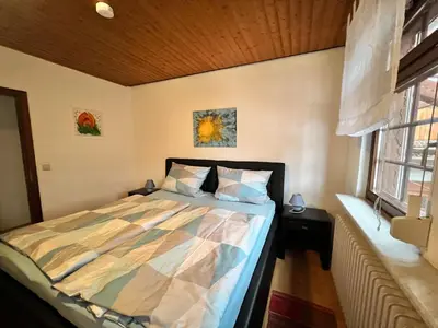 Ein Bett oder Betten in einem Zimmer der Unterkunft Ferienwohnung Gaby - im Weingut Doll
