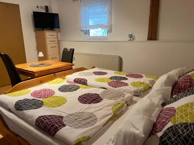 Ein Bett oder Betten in einem Zimmer der Unterkunft Ferienwohnung Gaby - im Weingut Doll