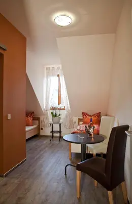 Ein Sitzbereich in der Unterkunft Gästezimmer im FamilienWeingut Räder