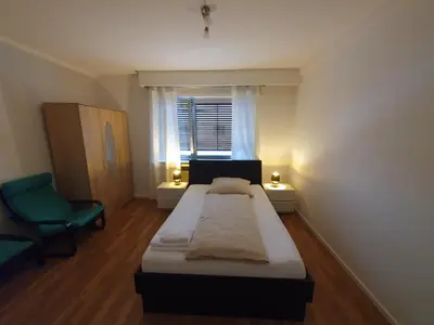 Ein Bett oder Betten in einem Zimmer der Unterkunft Gemütliches Privatzimmer mit französischem Doppelbett an der Universitätsklinik Mainz