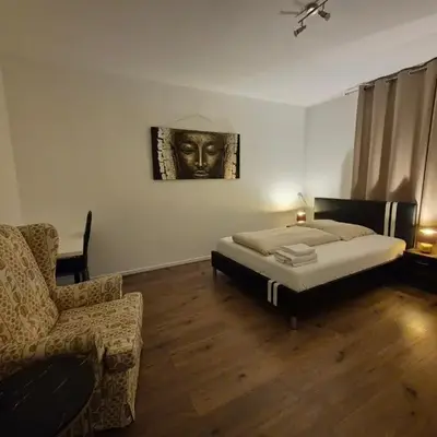 Gemütliches Privatzimmer mit französischem Doppelbett an der Universitätsklinik Mainz