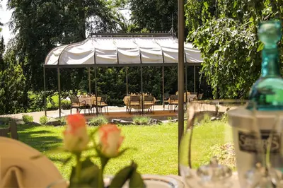 Ein Garten an der Unterkunft Hofgut Dippelshof Hotel- und Restaurant KG