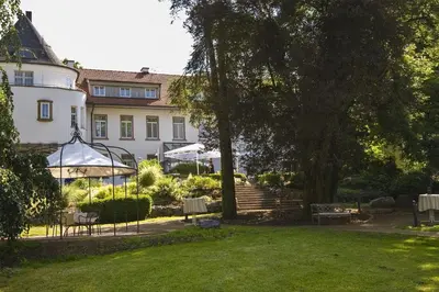 Ein Garten an der Unterkunft Hofgut Dippelshof Hotel- und Restaurant KG