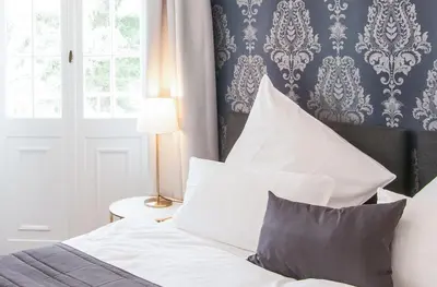 Ein Bett oder Betten in einem Zimmer der Unterkunft Hofgut Dippelshof Hotel- und Restaurant KG