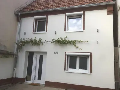 Das Gebäude in dem sich das Ferienhaus befindet