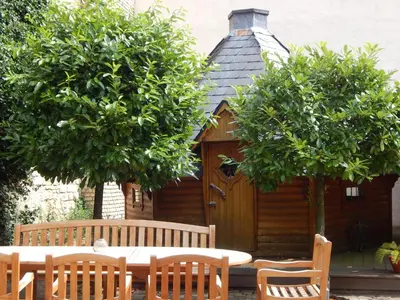 Ein Garten an der Unterkunft Gästehaus Rebstock im Weingut Schrauth-Becker