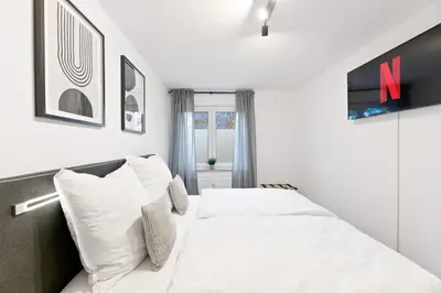 Ein Bett oder Betten in einem Zimmer der Unterkunft Kingsize Bett, zwei Zimmer, Waschmaschine, Netflix