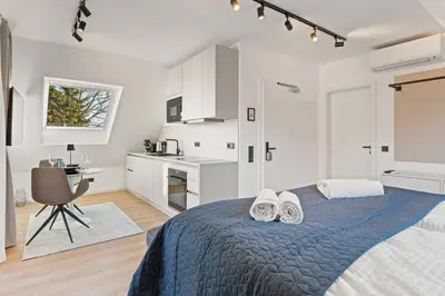 Ein Bett oder Betten in einem Zimmer der Unterkunft 1-2 Personen - Parkplatz - Fahrradgarage - Zentrum - Küche - Balkon - WLAN - Klima