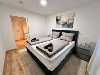 Ein Bett oder Betten in einem Zimmer der Unterkunft Designer Apartment in Sinsheim Erstbezug 75 TV mit Netflix und offene Küche WeHome Premium