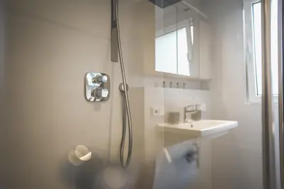 Ein Badezimmer in der Unterkunft Designer Apartment in Sinsheim Erstbezug 75 TV mit Netflix und offene Küche WeHome Premium