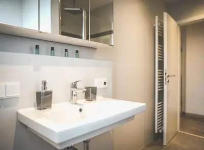 Ein Badezimmer in der Unterkunft Designer Apartment in Sinsheim Erstbezug 75 TV mit Netflix und offene Küche WeHome Premium