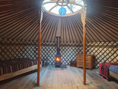 Ein Bett oder Betten in einem Zimmer der Unterkunft Jurte für naturliebhaber