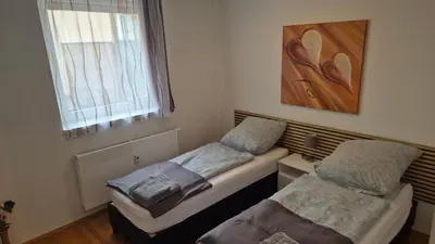 Ein Bett oder Betten in einem Zimmer der Unterkunft Weisenau-Schlafbereich - Einzel-oder Doppelbett