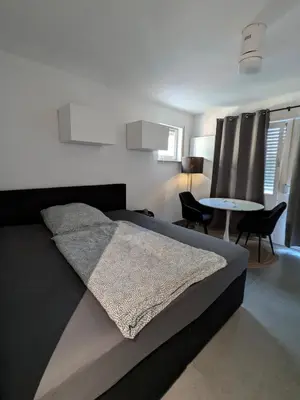 Ein Sitzbereich in der Unterkunft Waldstadt Charme Hideaway Küche-Balkon-Netflix