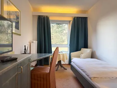 Ein Bett oder Betten in einem Zimmer der Unterkunft Hotel Das Waldhaus in Maikammer
