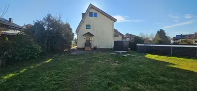 Ein Garten an der Unterkunft Ruhige Gartenwohnung