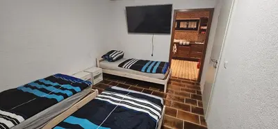 Ein Bett oder Betten in einem Zimmer der Unterkunft Ruhige Gartenwohnung