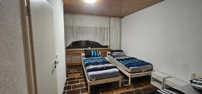 Ein Bett oder Betten in einem Zimmer der Unterkunft Ruhige Gartenwohnung
